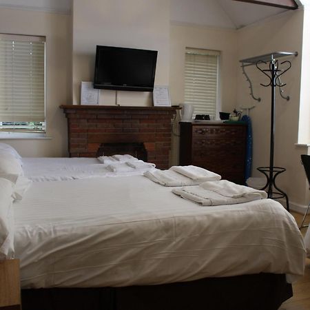 Debden Guest House Hillingdon Extérieur photo