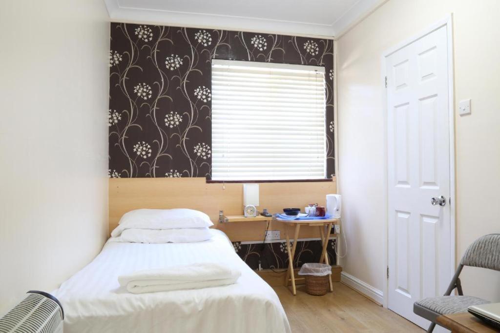 Debden Guest House Hillingdon Chambre photo