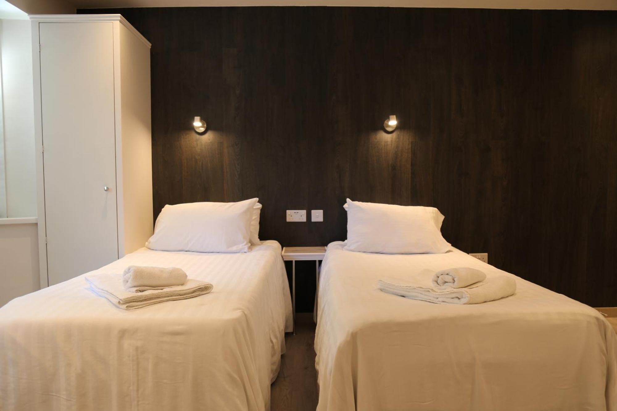 Debden Guest House Hillingdon Extérieur photo