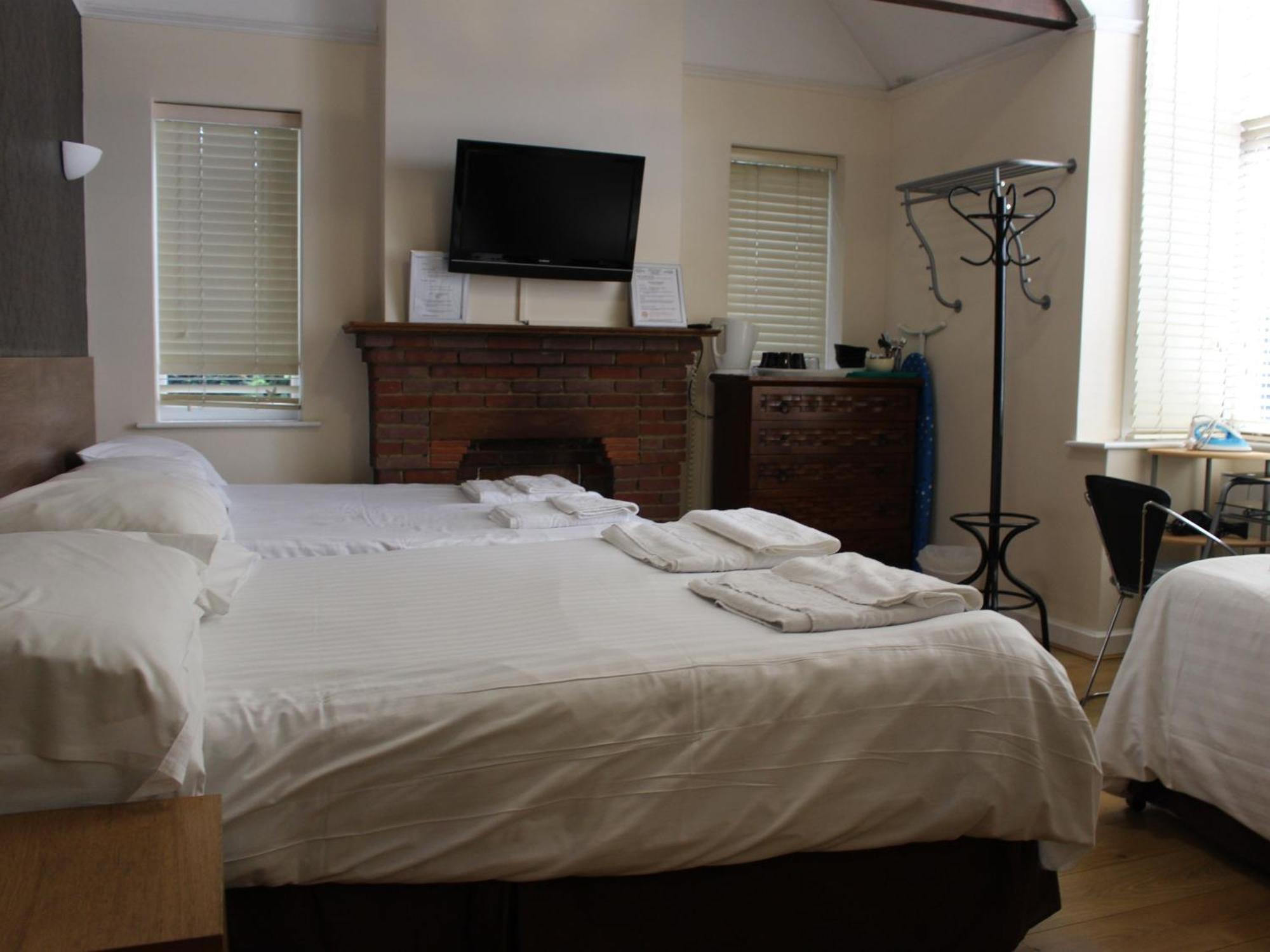 Debden Guest House Hillingdon Extérieur photo