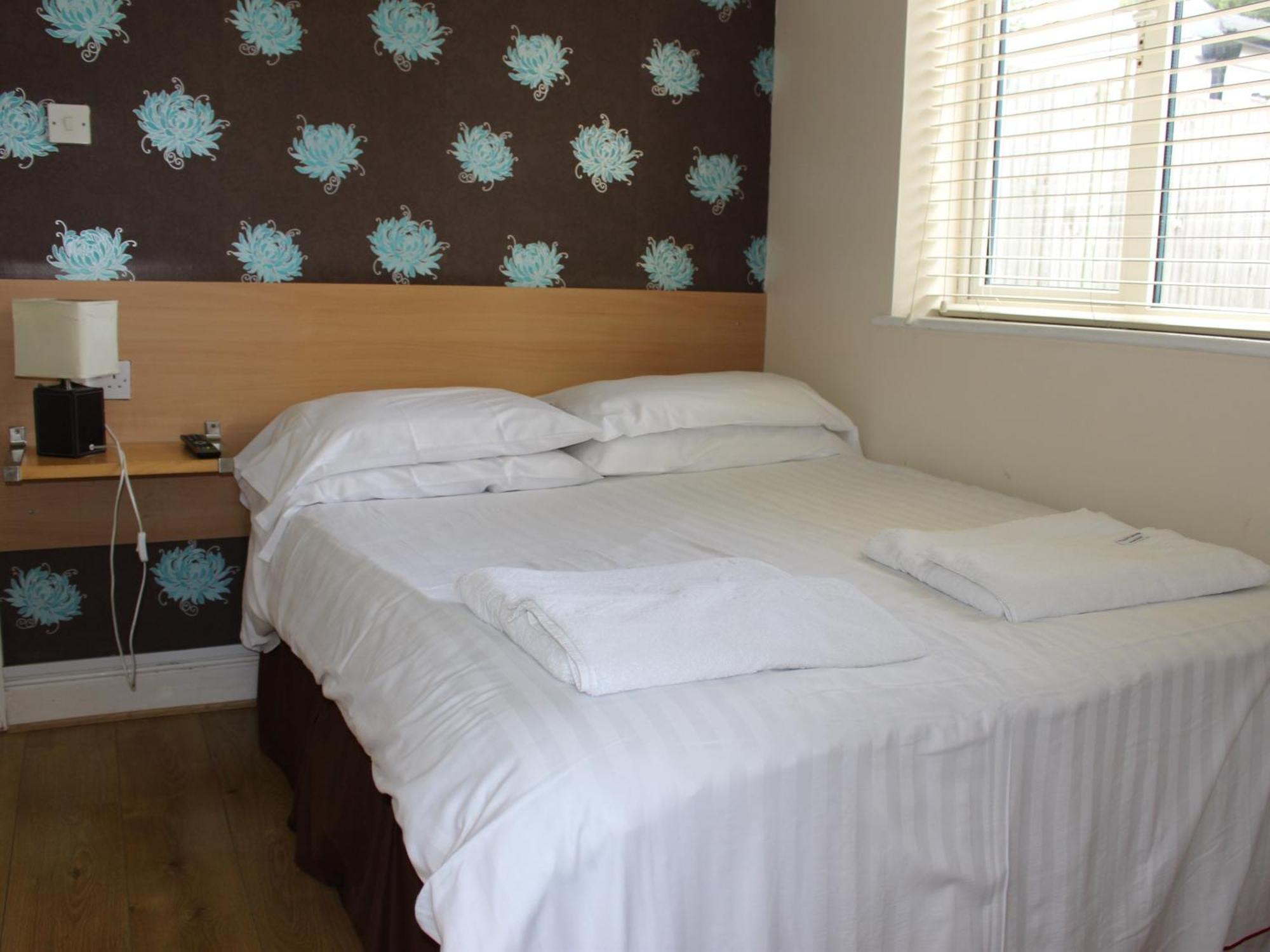 Debden Guest House Hillingdon Extérieur photo