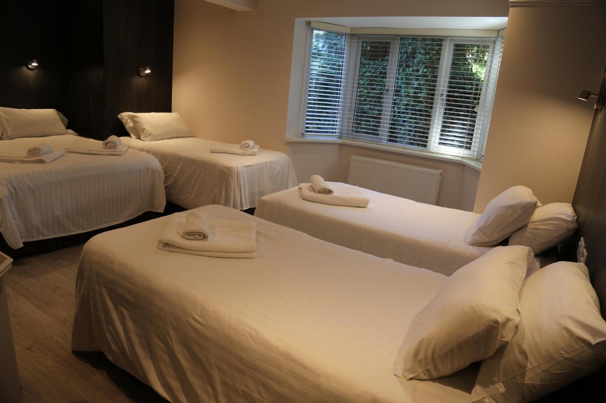 Debden Guest House Hillingdon Extérieur photo