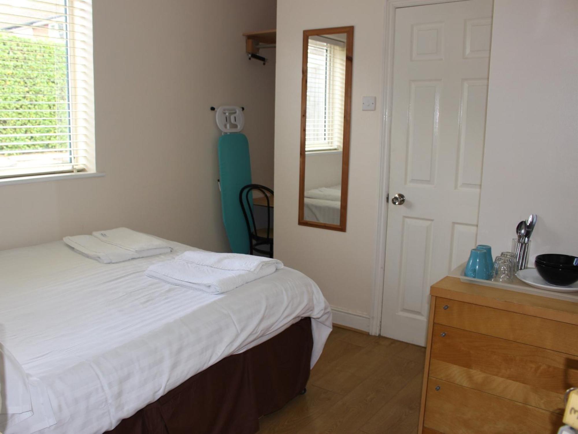 Debden Guest House Hillingdon Extérieur photo