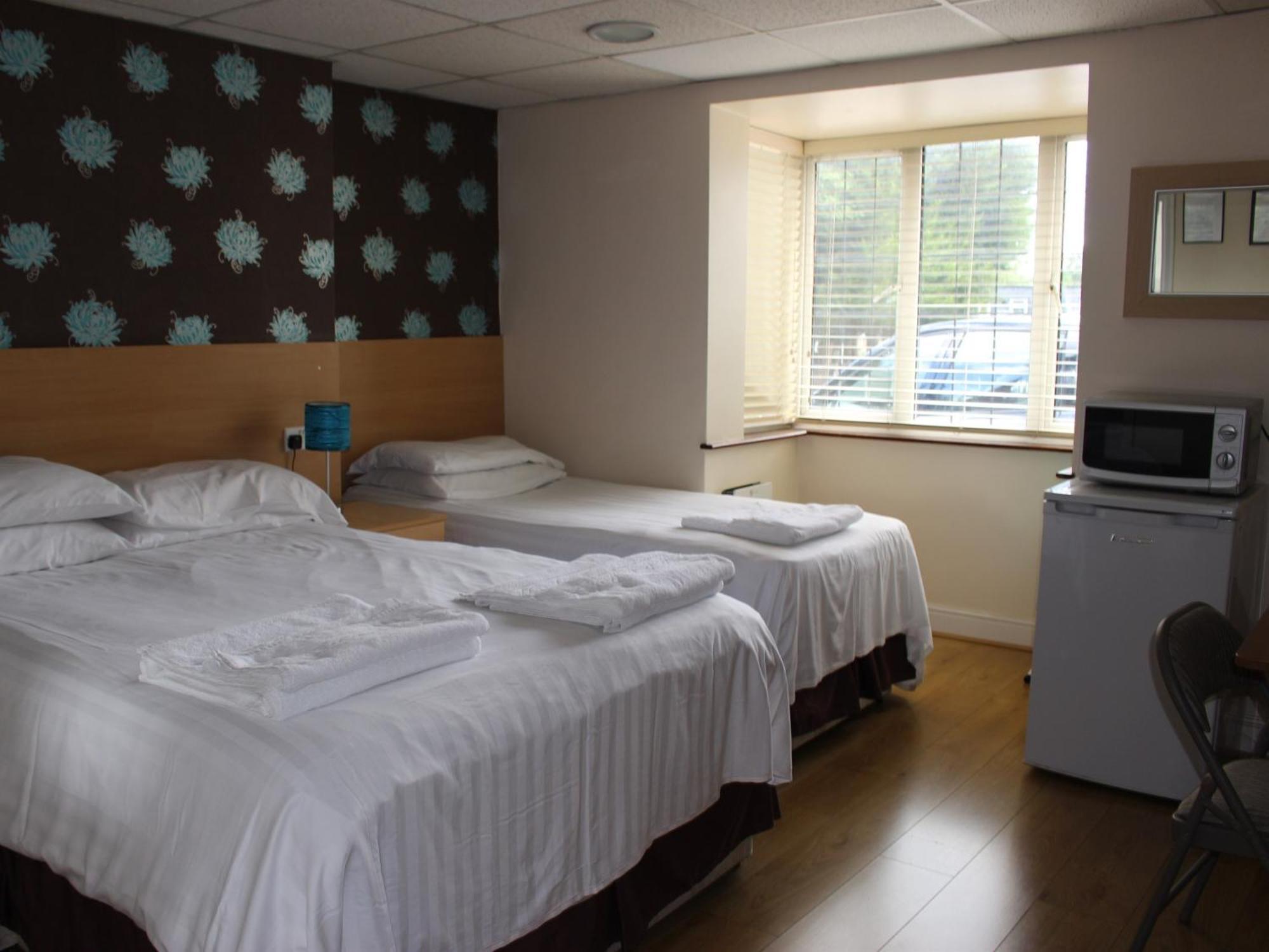Debden Guest House Hillingdon Extérieur photo