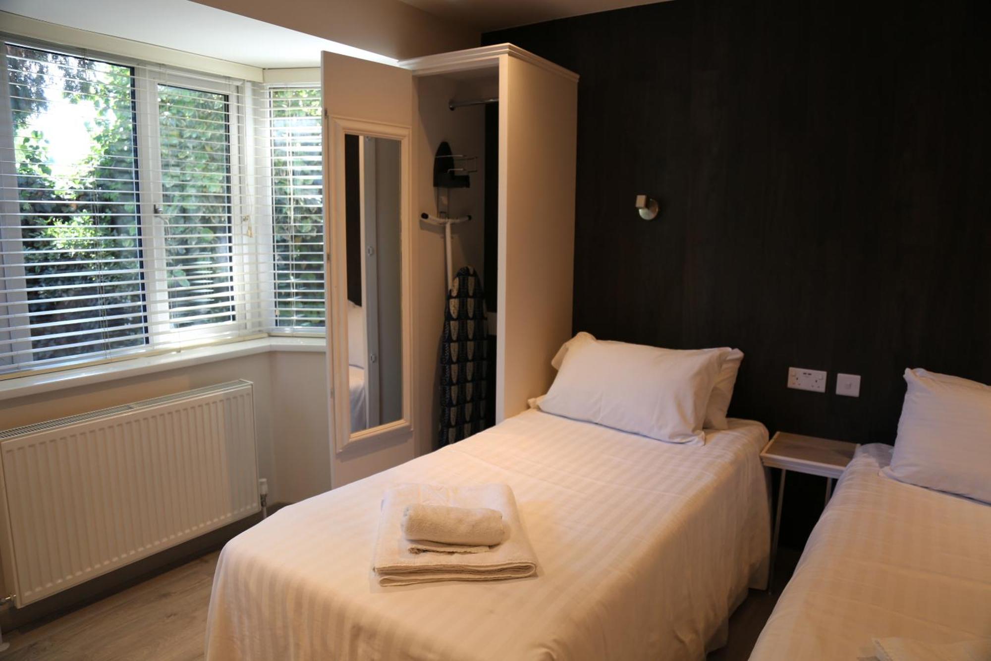 Debden Guest House Hillingdon Extérieur photo