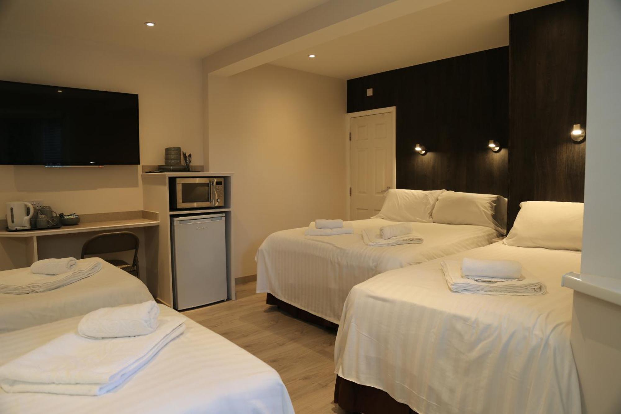 Debden Guest House Hillingdon Extérieur photo