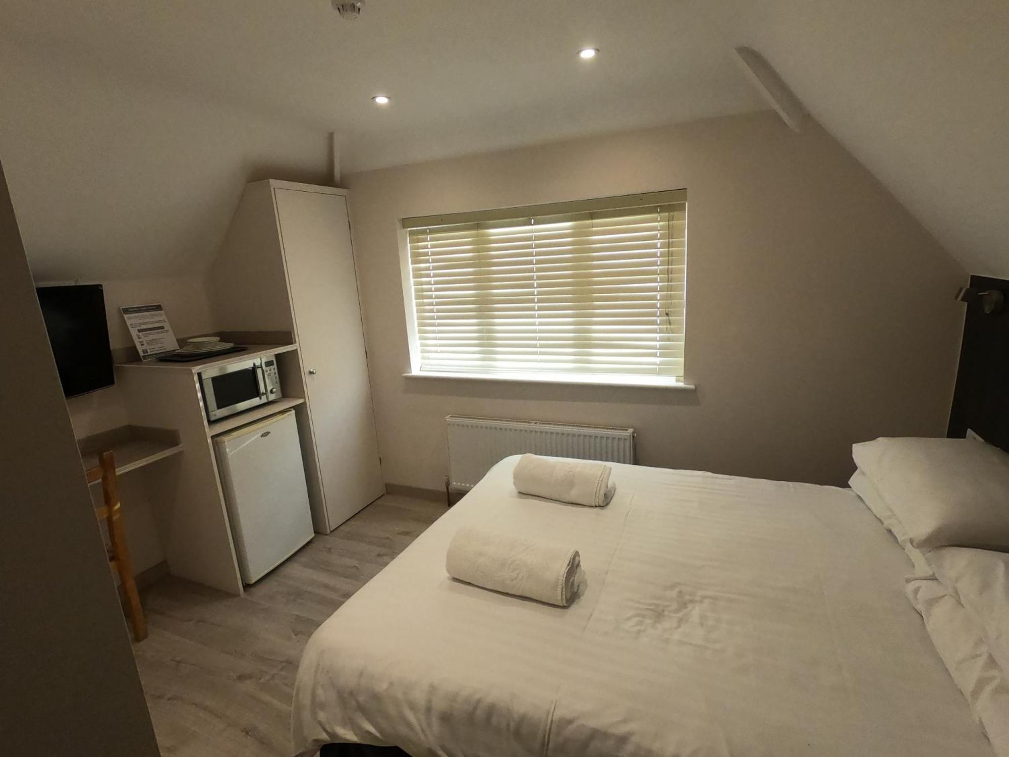 Debden Guest House Hillingdon Extérieur photo