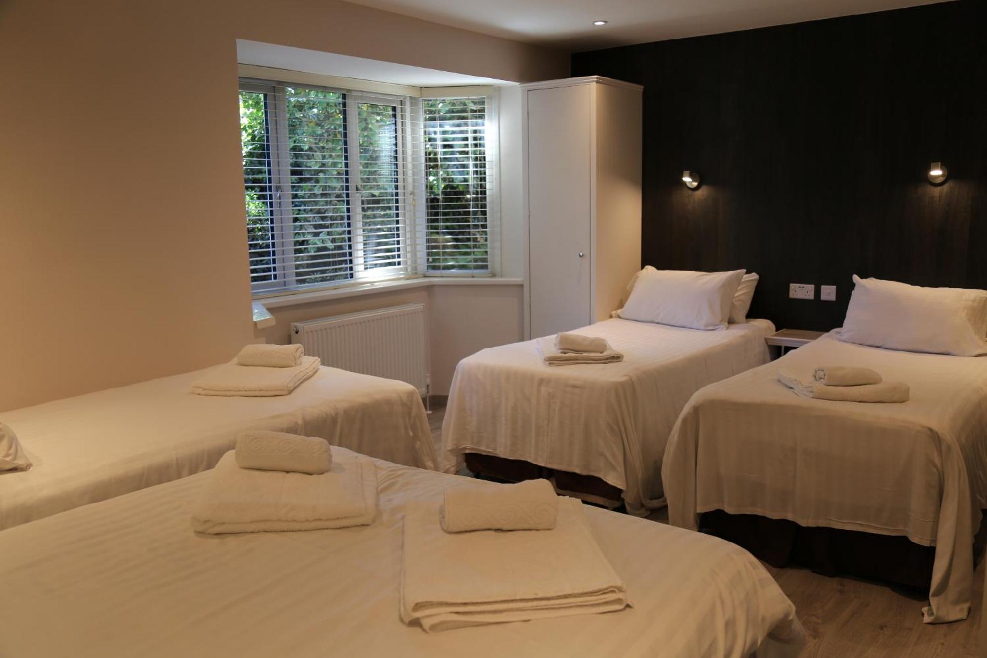 Debden Guest House Hillingdon Extérieur photo
