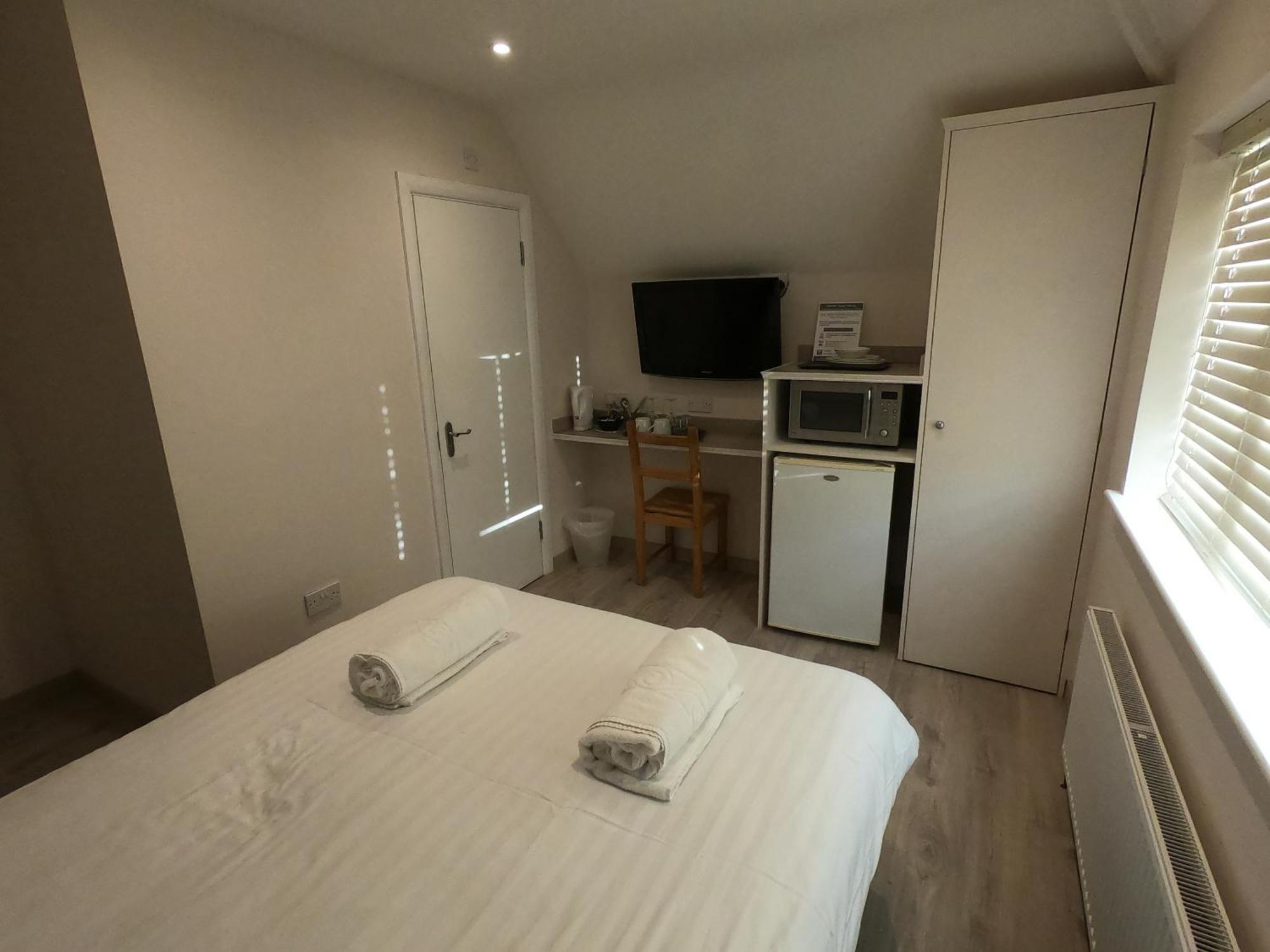 Debden Guest House Hillingdon Extérieur photo