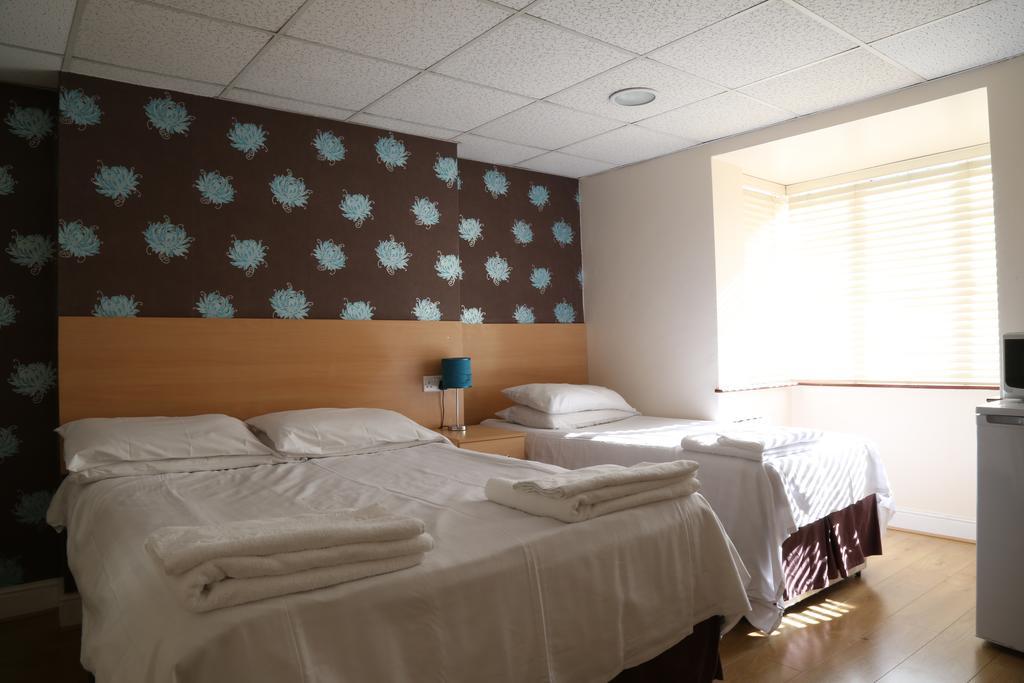 Debden Guest House Hillingdon Extérieur photo