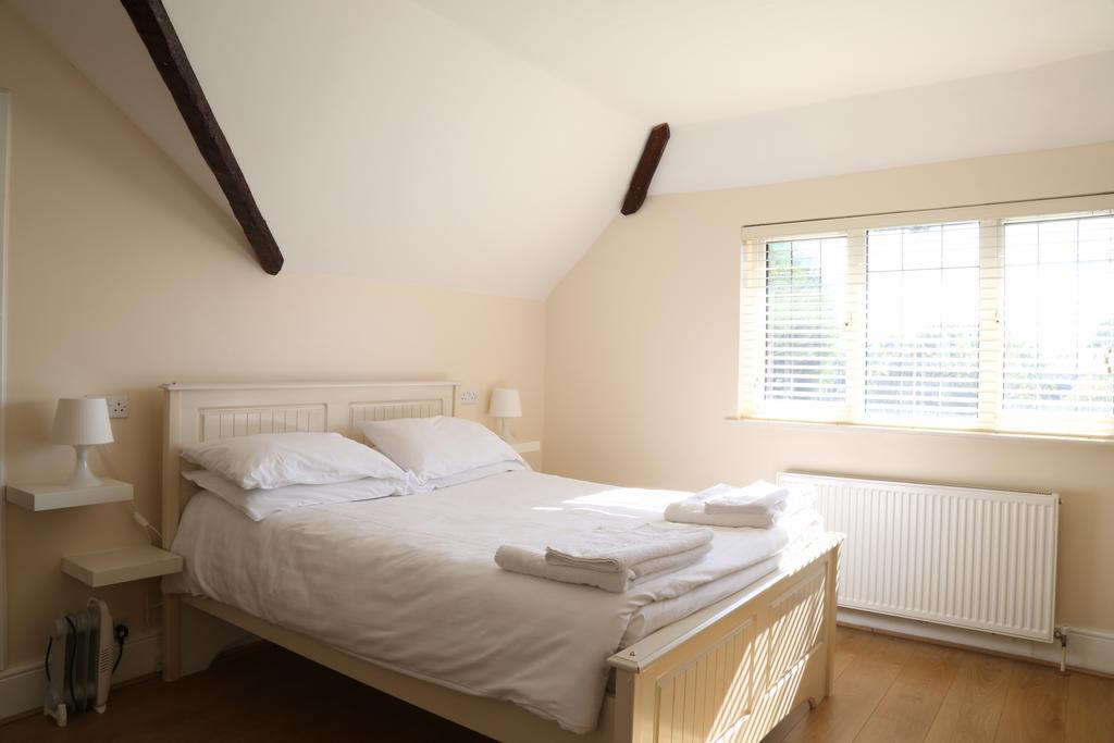 Debden Guest House Hillingdon Extérieur photo