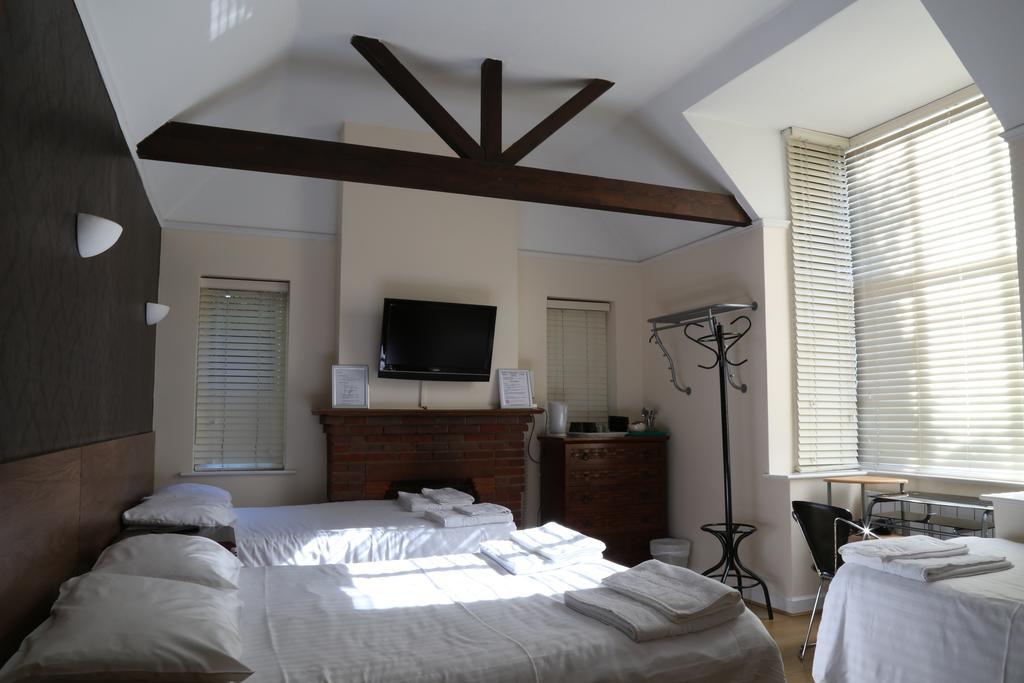 Debden Guest House Hillingdon Extérieur photo