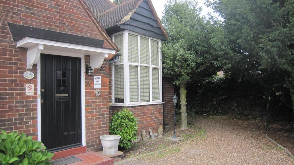 Debden Guest House Hillingdon Extérieur photo