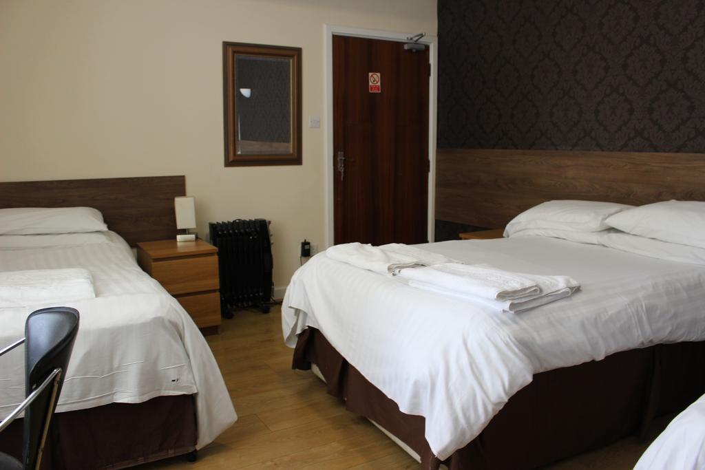 Debden Guest House Hillingdon Extérieur photo