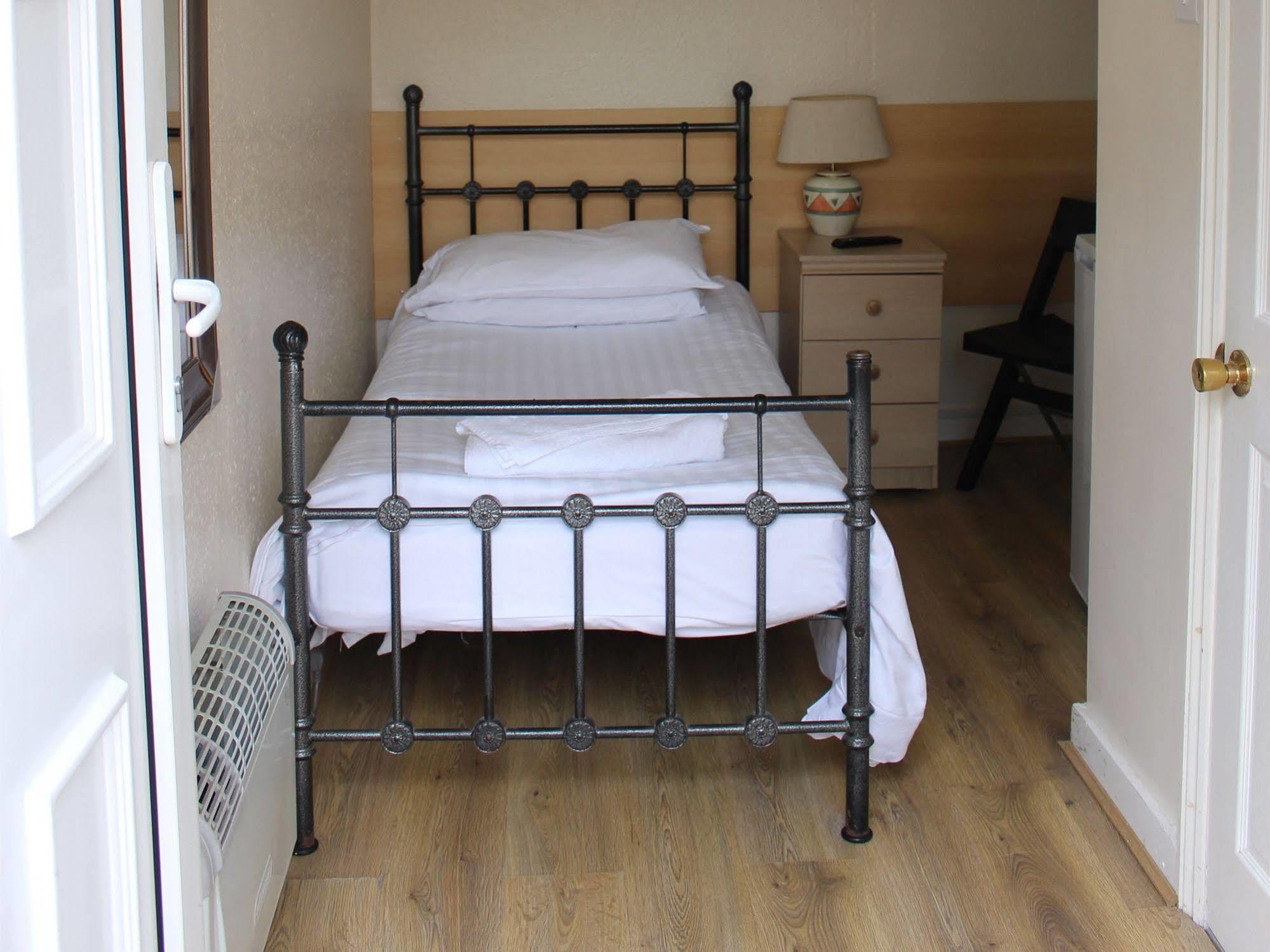 Debden Guest House Hillingdon Extérieur photo