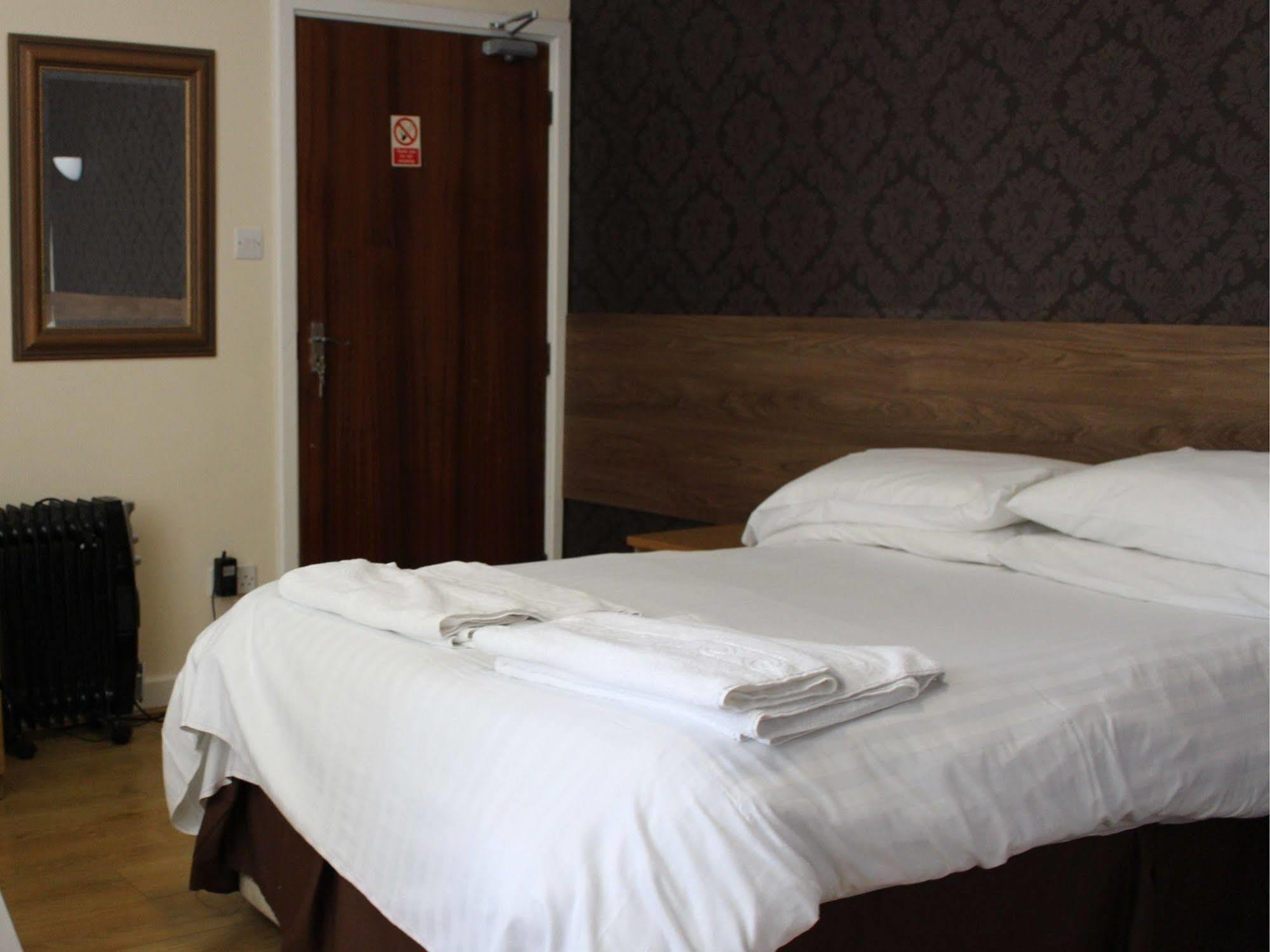 Debden Guest House Hillingdon Extérieur photo