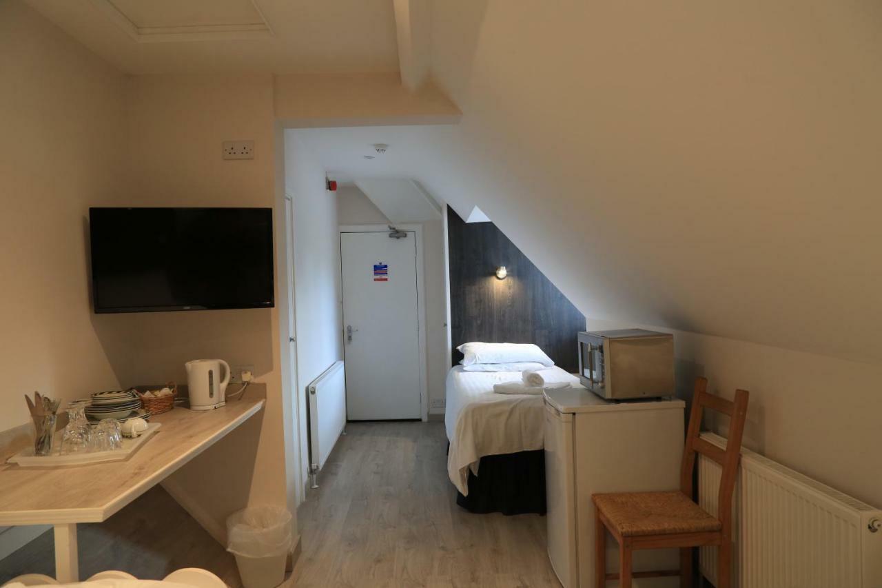 Debden Guest House Hillingdon Extérieur photo