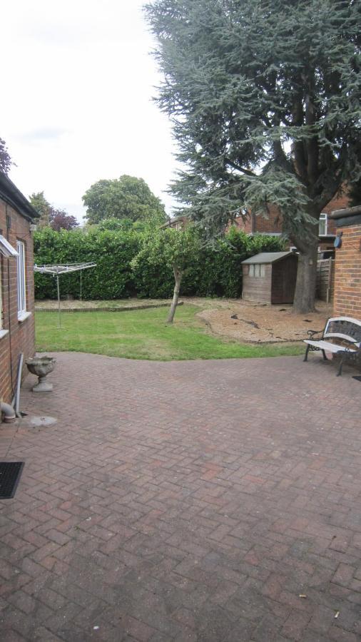 Debden Guest House Hillingdon Extérieur photo