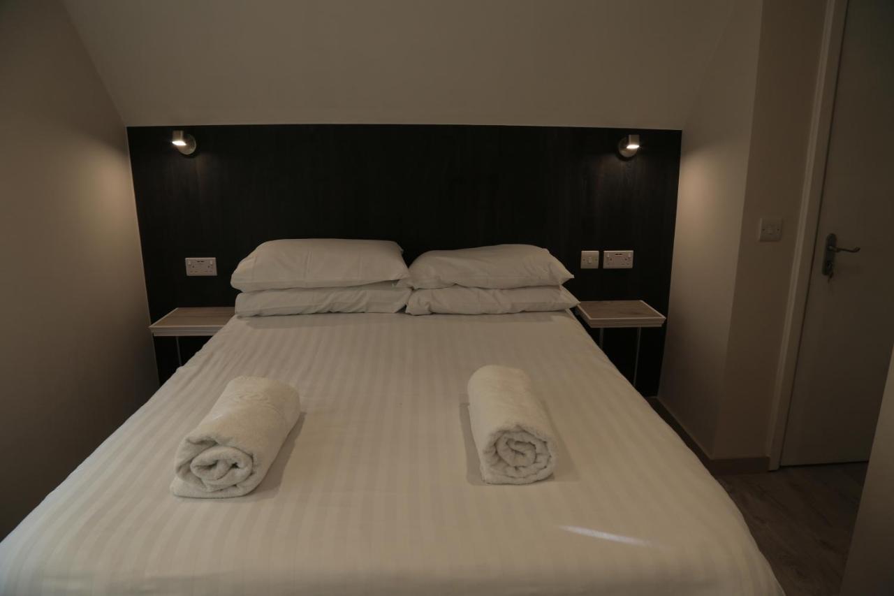 Debden Guest House Hillingdon Extérieur photo